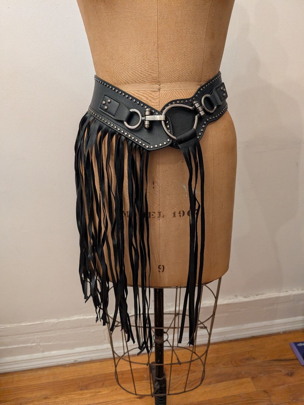 Black Fringe Leather Waist Belt with Metal Ring Detail Sz Medium